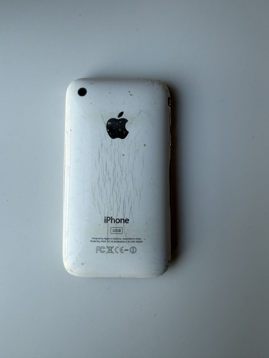 Apple Portables: Apple iPhone 3GS 32GB Blanc très cassé  – Défectueux à Geneve par anavicente