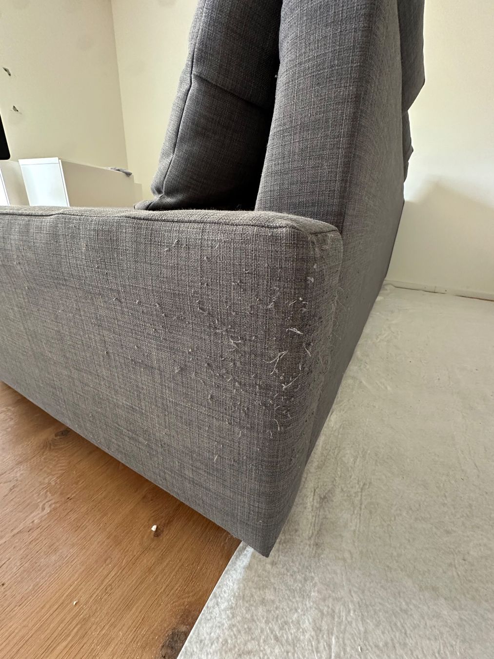 Sofas: Friheten / Ecksofa grau Stoff, eine Ecke mit Spuren Katze – D'occasion à Oftringen par sandy1996 3