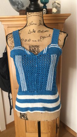 Petit haut crochetée bleu et blanc - Fait main unique