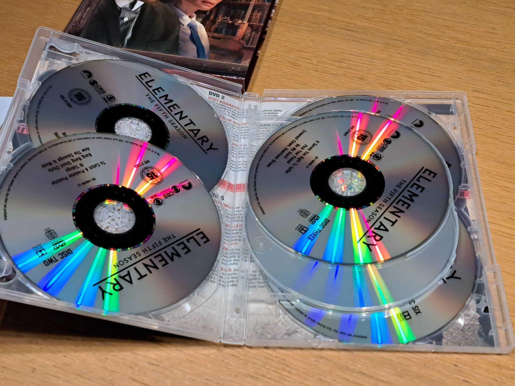 Tutti i DVDs: DVD ELEMENTARY, Staffel 5, Boxset mit 6 Discs – Nuovo (secondo la descrizione) da Unterseen venduto da Kanica 3