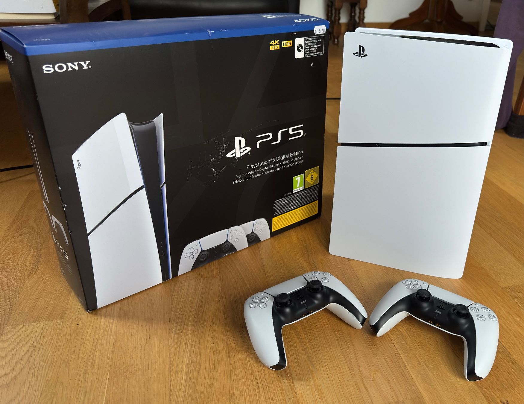 Sony Konsolen: PS5 Slim mit zwei Controller neuwertig – Gebraucht aus Luzern von and_d6vm