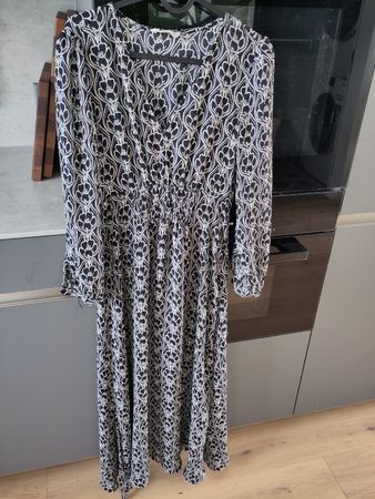 Kleid MNG Blumenmuster schwarz-weiss Groesse M Zustand gut