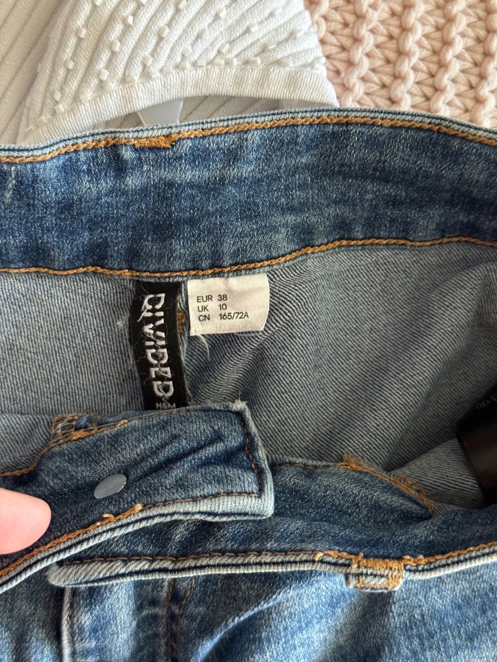 H&M Pantaloni: Short slim taille haute – Usato da Montreux venduto da Izapechee 2