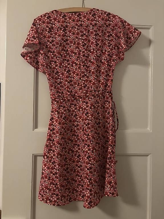Kleider: Rotes Sommerkleid mit Blumenmuster, Grösse XS – Gebraucht aus Bern von saeruhb 1