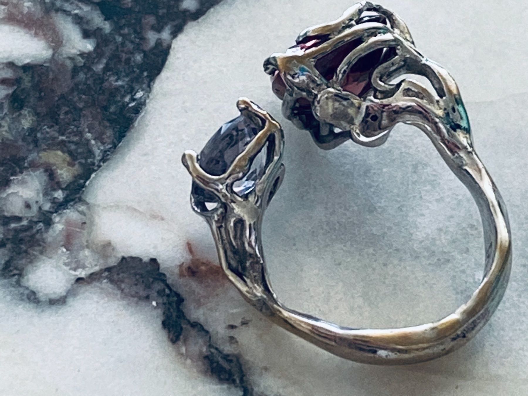 Llan Valls Joies Anelli: STACKABLE!! 18k W Gold Red Zircon & Grey Spinel Ring – Usato da Birsfelden venduto da Brut 3