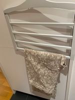 1 weisser Hosenbügel, neu , aus Holz, für 4 Hosen hängend