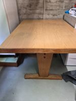 Esstisch aus Holz in gutem Zustand