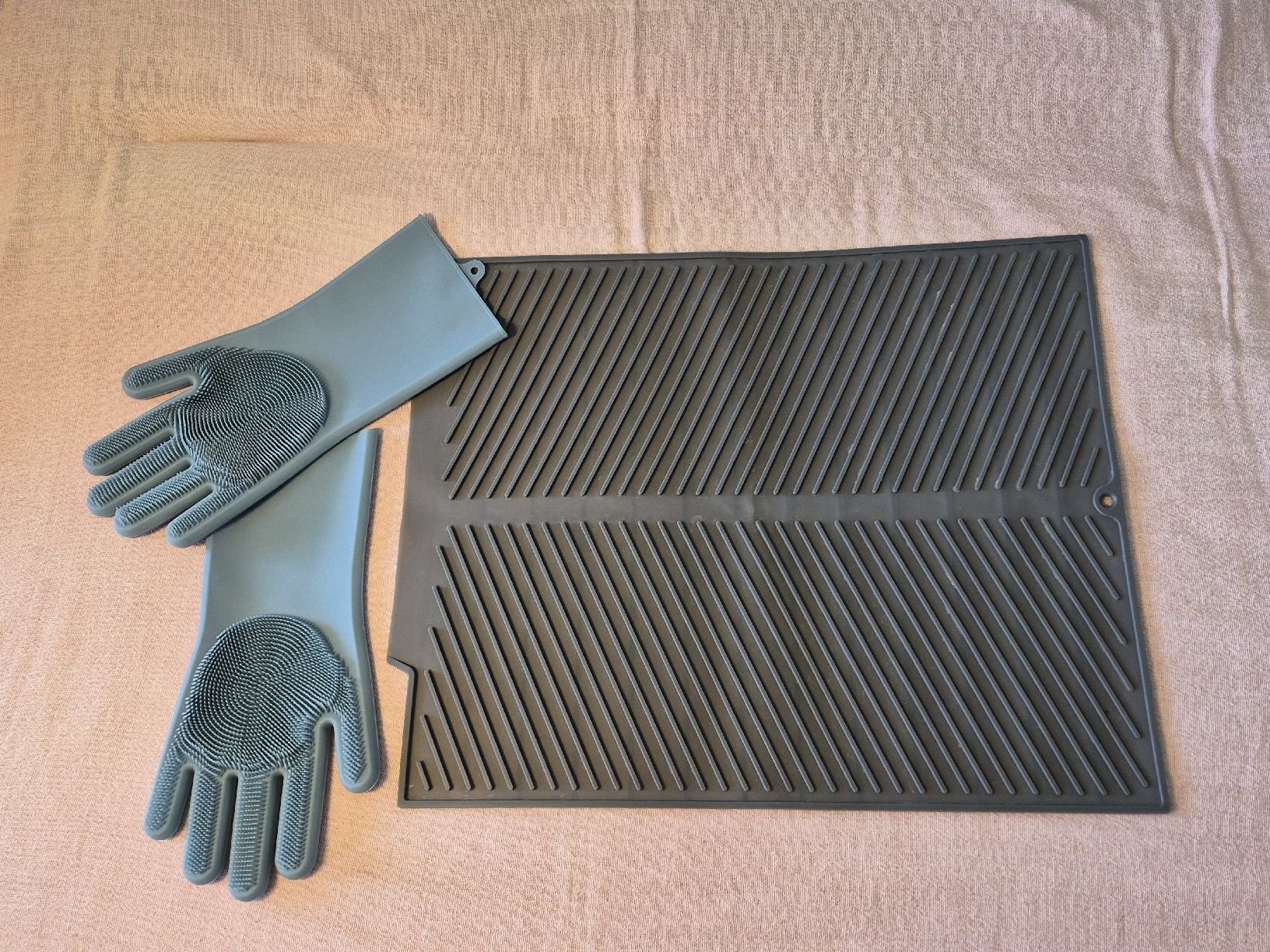Guanti & manicotti: Une tapis et deux gants en silicone – Usato da St-Prex venduto da natali78