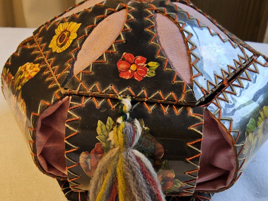 Barattoli: Antike Schatulle mit Blumenmuster, Handarbeit, ca. 1930-40 – Usato da Zürich venduto da philpip 1