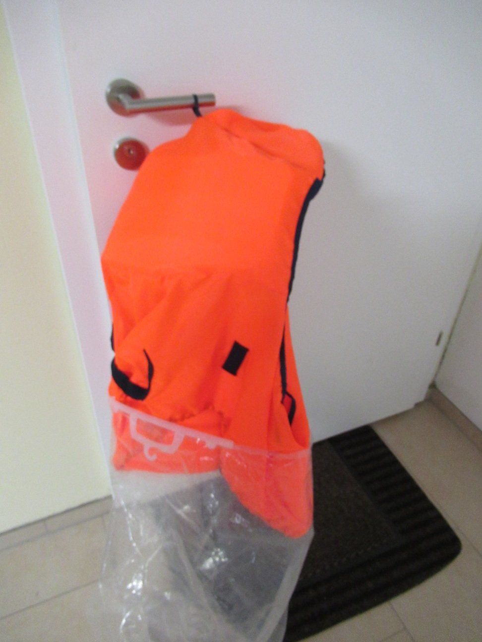 Giubbotti di salvataggio: Rettungsweste neu, Gr. L /  50-54,  100N – Nuovo (secondo la descrizione) da Landquart venduto da Jing 3