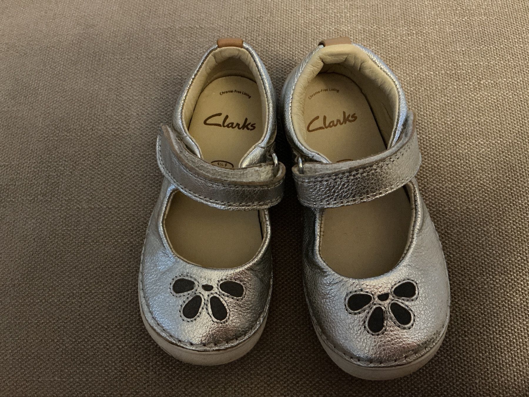 Clarks Scarpe per ragazze: Wunderschöner Kinderschuh von Clarks – Usato da Triesen venduto da boston7