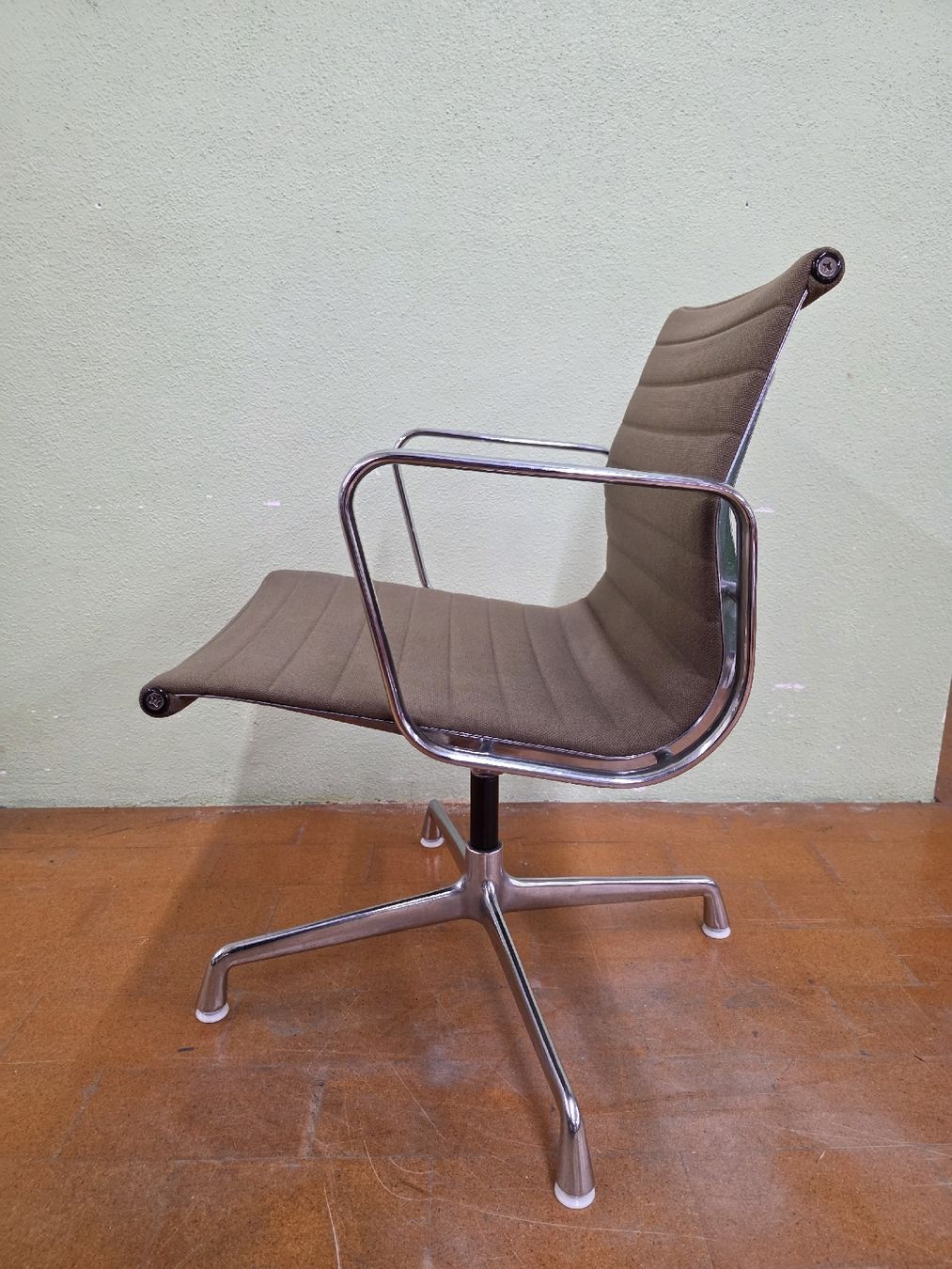 Herman Miller Sedie: Herman Miller EA 108 Designer Stuhl von Chares & Ray Eames – Usato da Lichtensteig venduto da UsedINStore 3