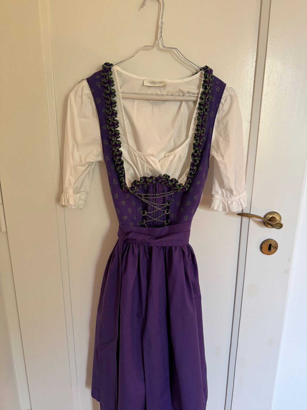 Robes: Dirndl Gr. 36 violett mit Bluse – D'occasion à Muri b. Bern par maeunzi123 1