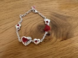 Armband von Guess mit roten Steinen