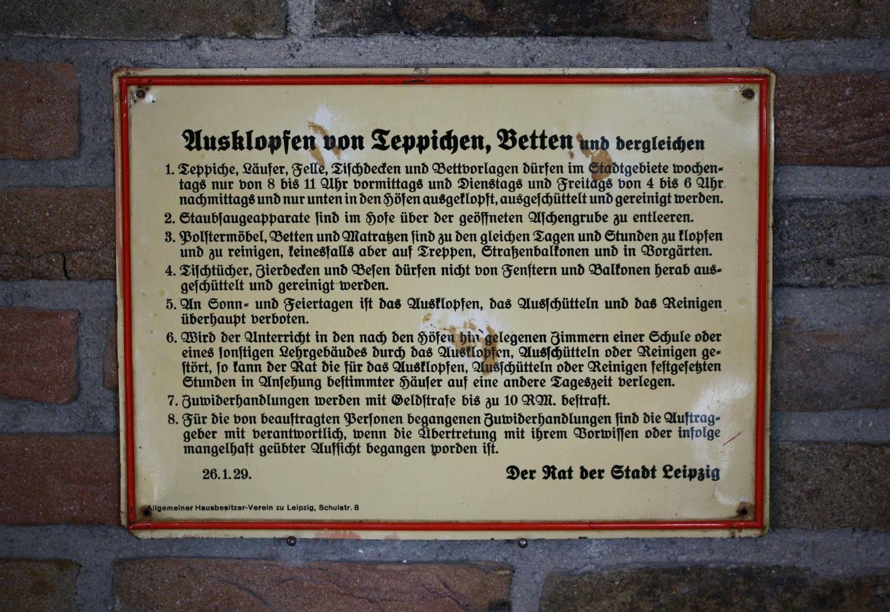 Insegne: Blechschild "Ausklopfen von Teppichen" – Usato da Birrwil venduto da brandschatz_birrwil