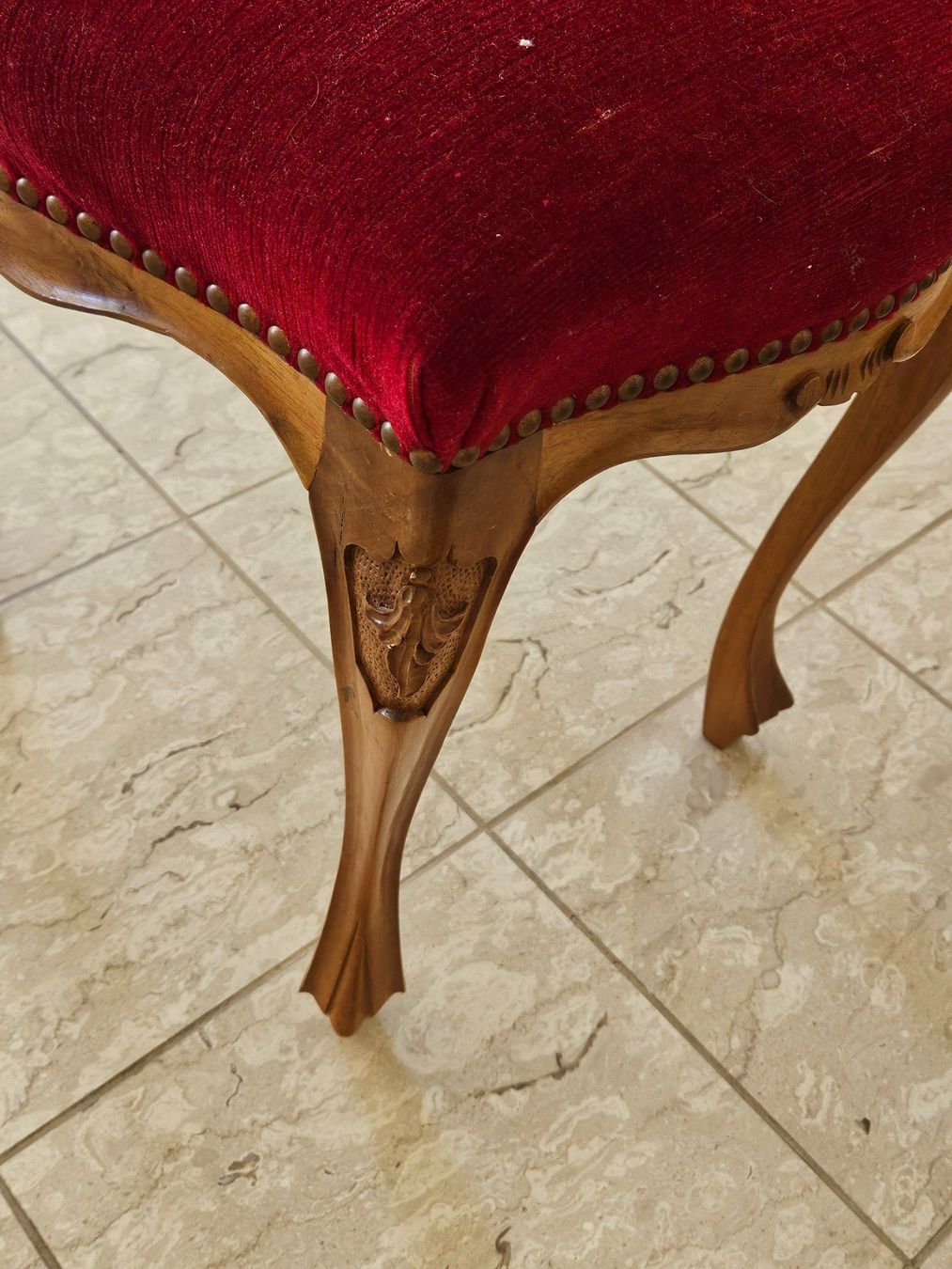 Hocker: Roter Vintage-Hocker Samtbezug – Gebraucht aus Zürich von noe_wc2v 2