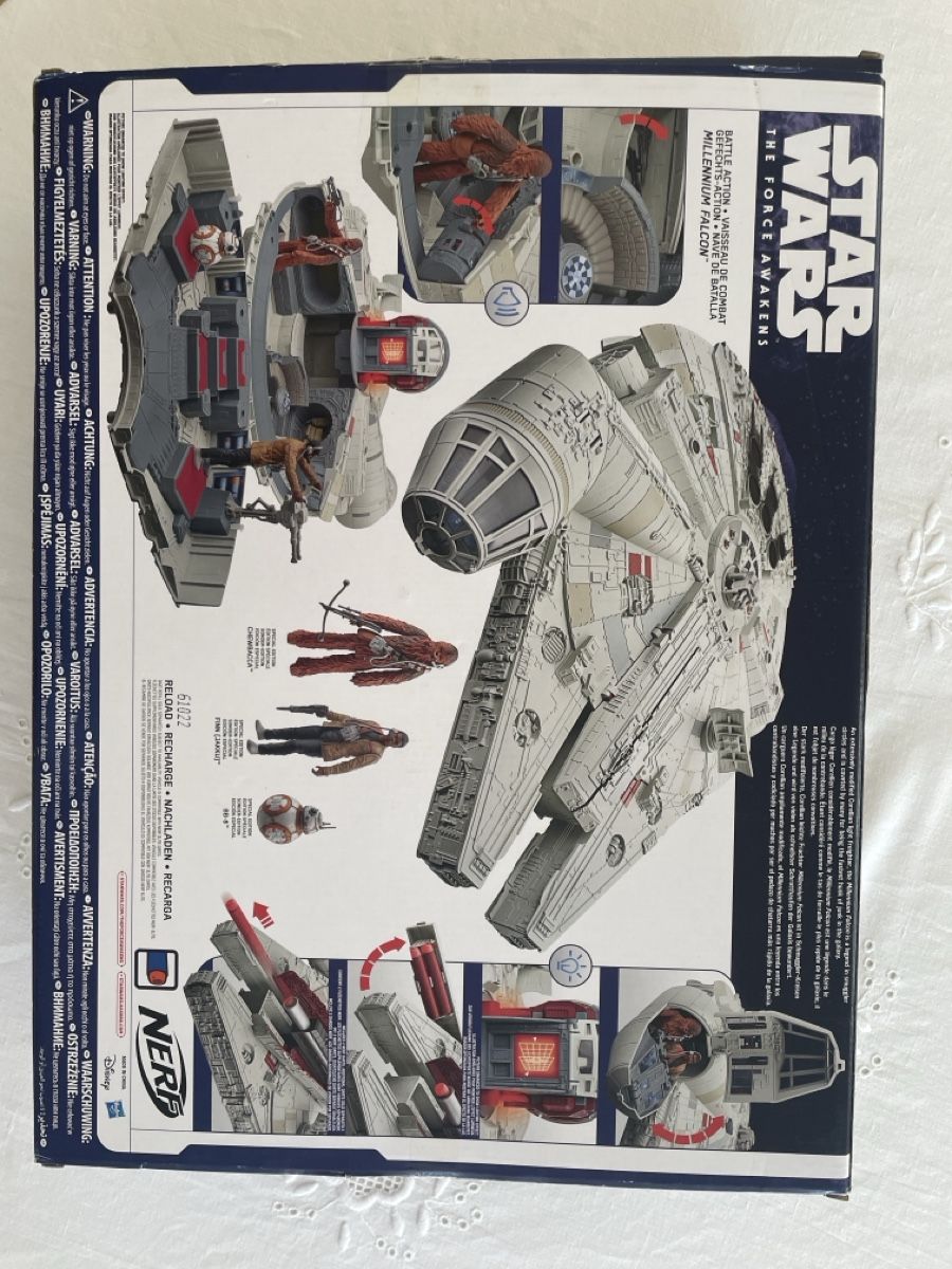 Hasbro Jouets: Star Wars Millennium Falcon  – D'occasion à Buchs par Moni_ka. 1