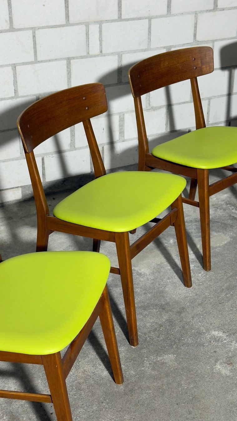 Sedie: Set aus vier Mid-Century-Modern-Esszimmerstühlen – Usato da Zürich venduto da Hedwig-steig 7
