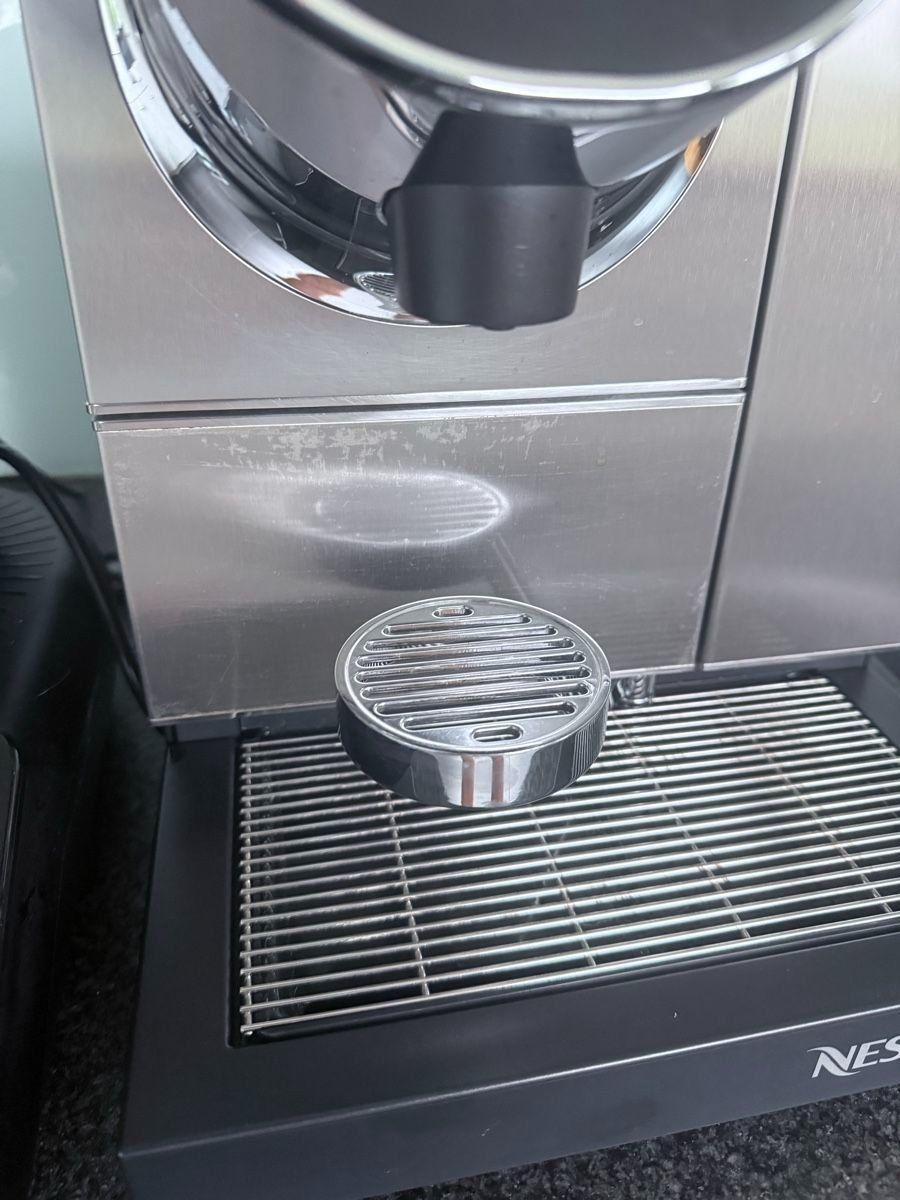 Nespresso Machines à café & Machines à expresso: Nespresso Momento 100 – D'occasion à Zürich par vgp_1 2