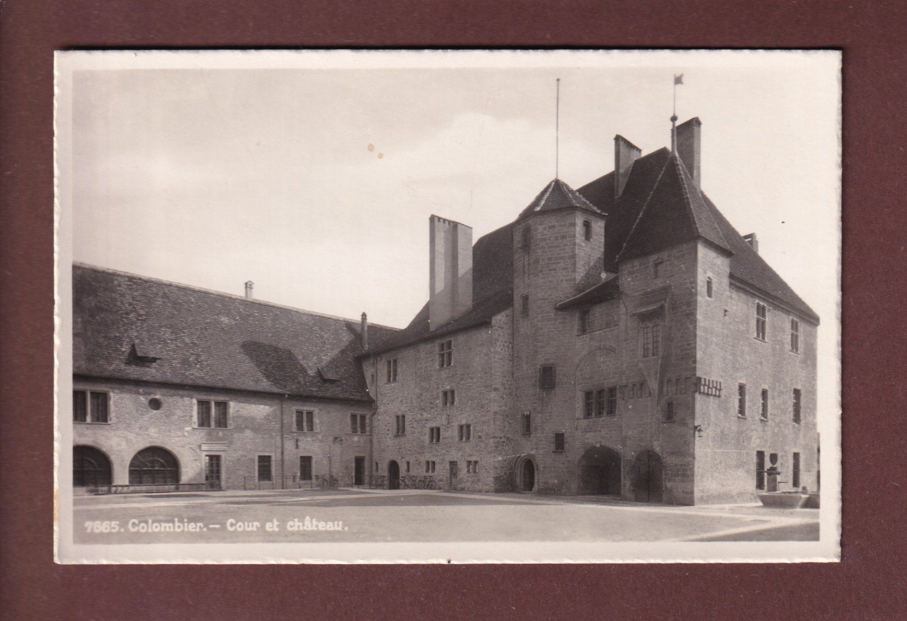 Cartoline postali: COLOMBIER - Cour du Château – Usato da Pully venduto da nicecards-shop
