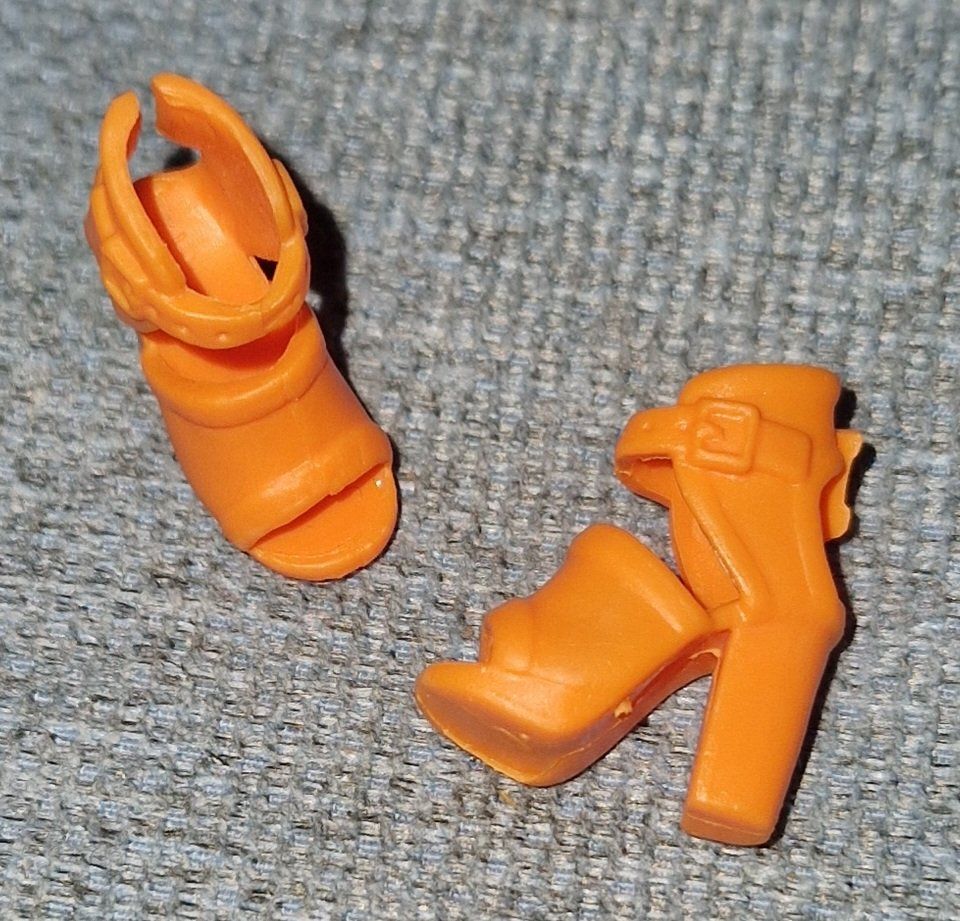 Bambole: Chaussures pour Barbie – Usato da Couvet venduto da Pioune