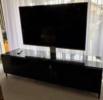 Panasonic 58" 4K TV + IKEA BESTÅ TV-Bank (180 cm, Rauchglas)