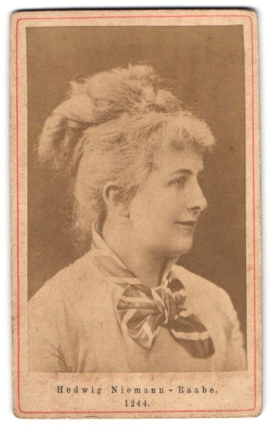 Fotografie & Manifesti: Fotografie Portrait Hedwig Niemann-Raabe – Usato da Berlin venduto da bartko-reher