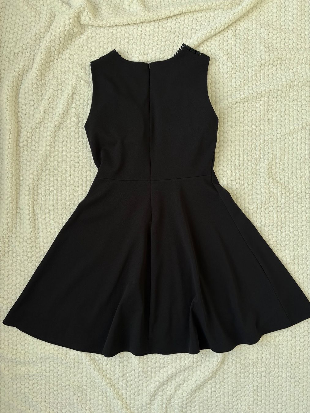 Wal G. Kleider: robe noire avec col brodé fleurs – Gebraucht aus Sorens von ma.stlz 2