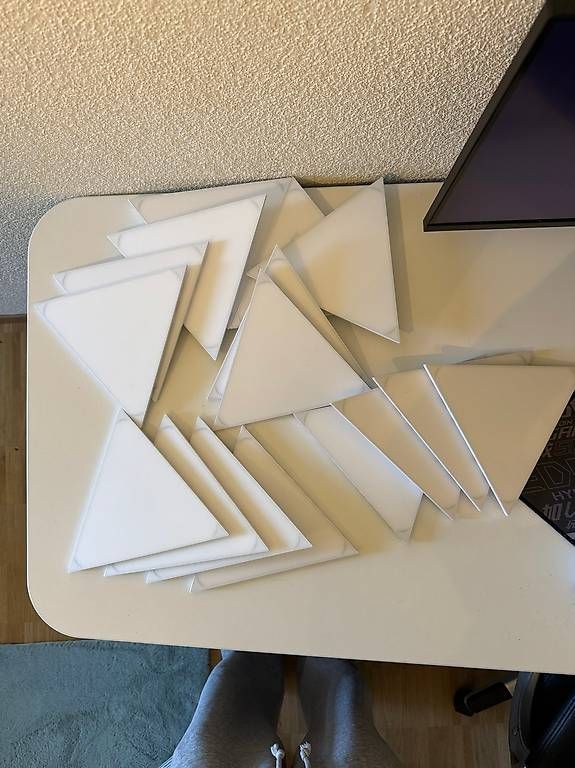 Lampade: 16 Nano Leaf Triangle Panels – Usato da Elsau venduto da FloMar02