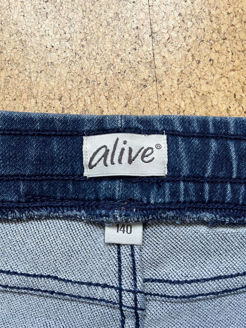 Jeans: Blaue Jeanshose, elastisch, Gr. 140, von "alive" – Usato da Grosswangen venduto da Vita500 2
