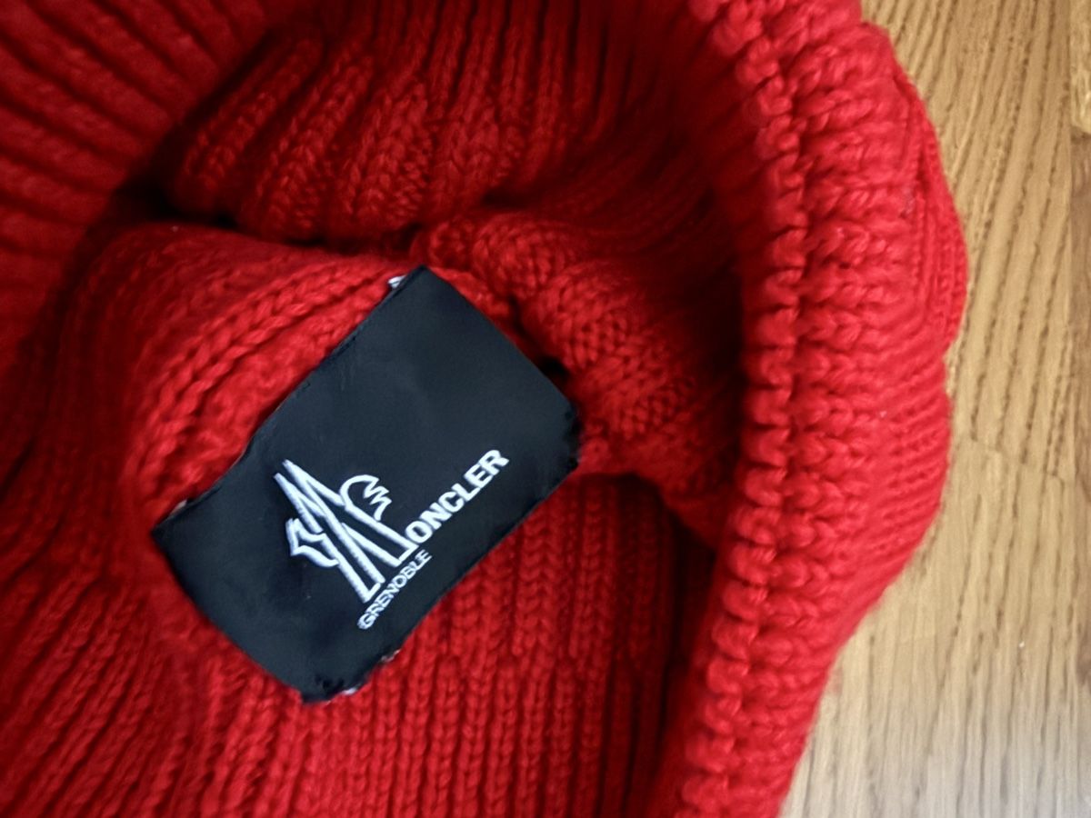 Moncler Altro in  Abbigliamento & Accessori: Moncler Red Beanie – Nuovo (secondo la descrizione) da Ebikon venduto da nat_jzh5 1