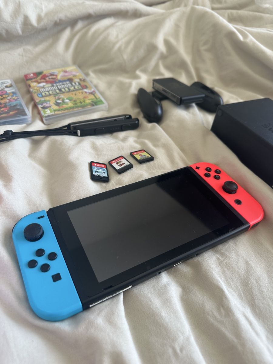 Nintendo Console: Nintendo Switch with games and original box – Usato da Onex venduto da whoiselijah 2