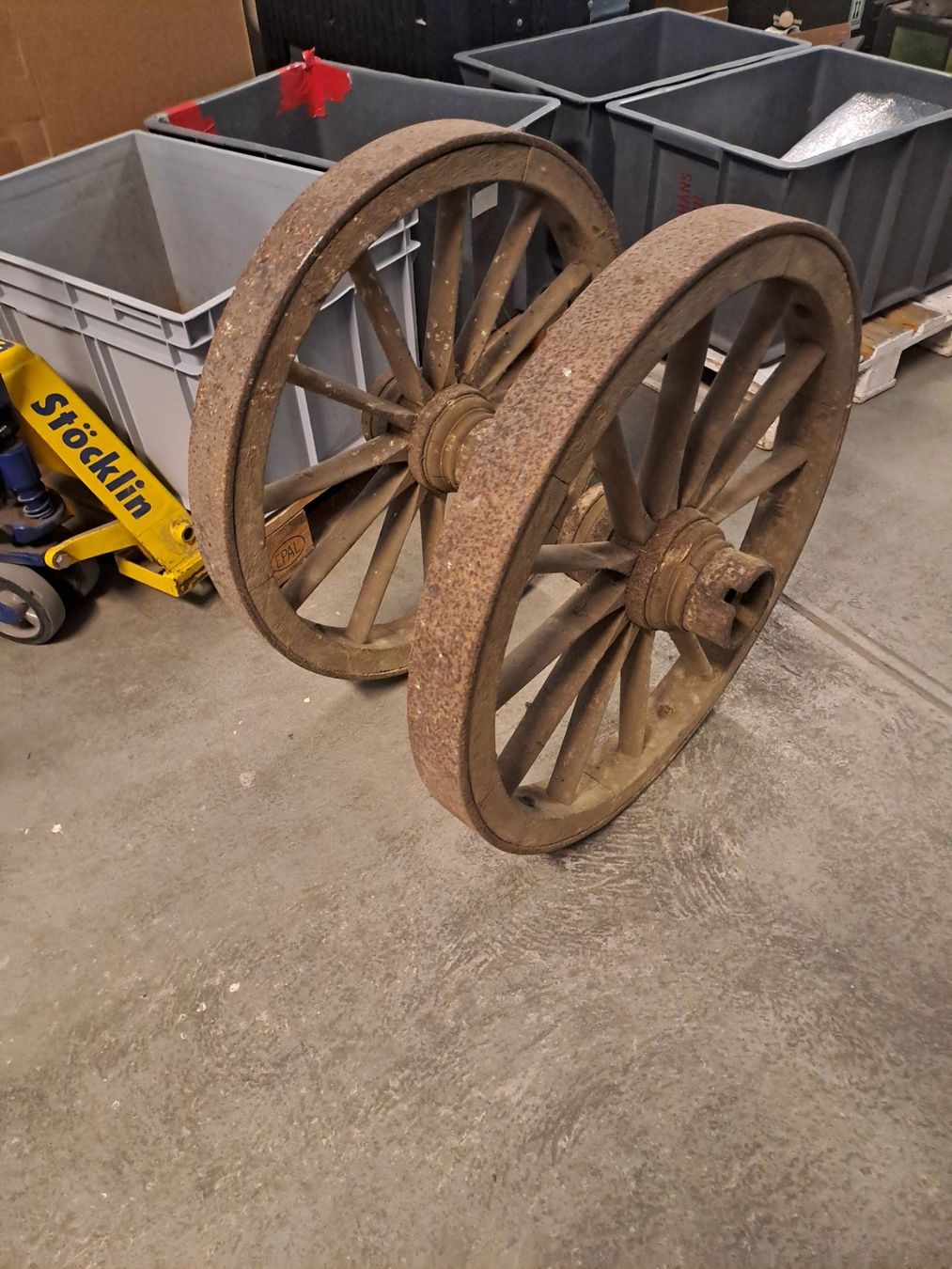 Pneus & Roues: 2 Antike Wagen Räder,Holzräder – D'occasion à Wald ZH par stani06