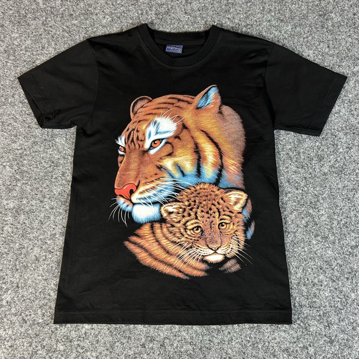 T-shirt: Graphic tee tigers – Nuovo (secondo la descrizione) da La Sagne NE venduto da Matlasape