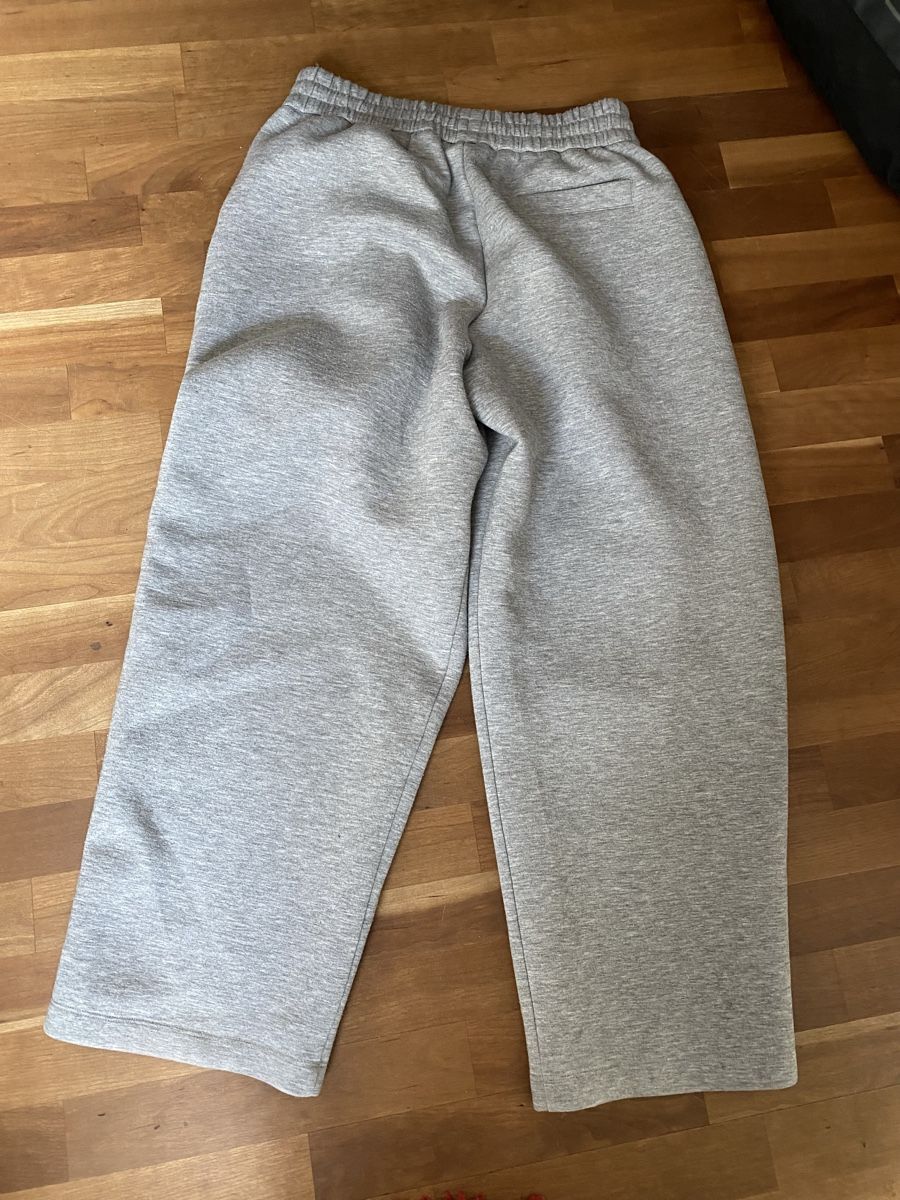 Bershka Pantaloni: Bershka Trainerhose Herren grau M – Usato da Birr venduto da savasdee 1