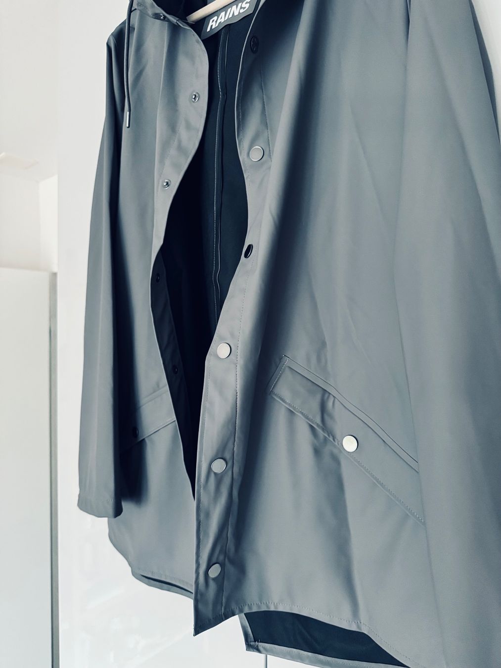 Rains Giacche: RAINS Regenjacke Grau Grösse M – Usato da Ennetbaden venduto da DanielCPH 2