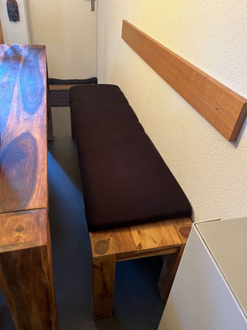 Set di tavolo e panche: Esstisch Design mit 4 Stühlen und einer Sitzbank – Usato da Weisslingen venduto da Eniclote 5