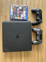 PS4 Konsole mit 2 Controllern und FIFA 21