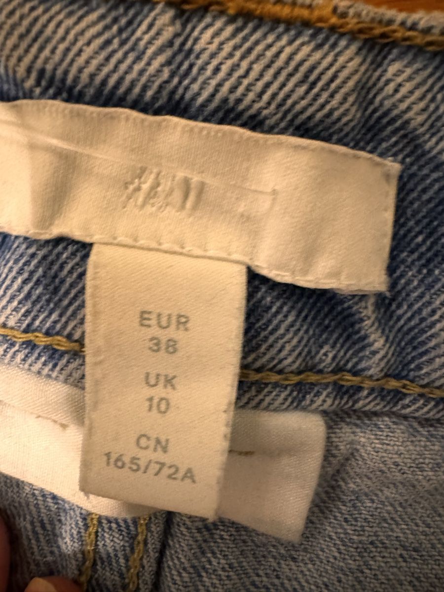 H&M Jeans: H&M MomJeans Grösse 38 – D'occasion à Klosters par jewelsy 1