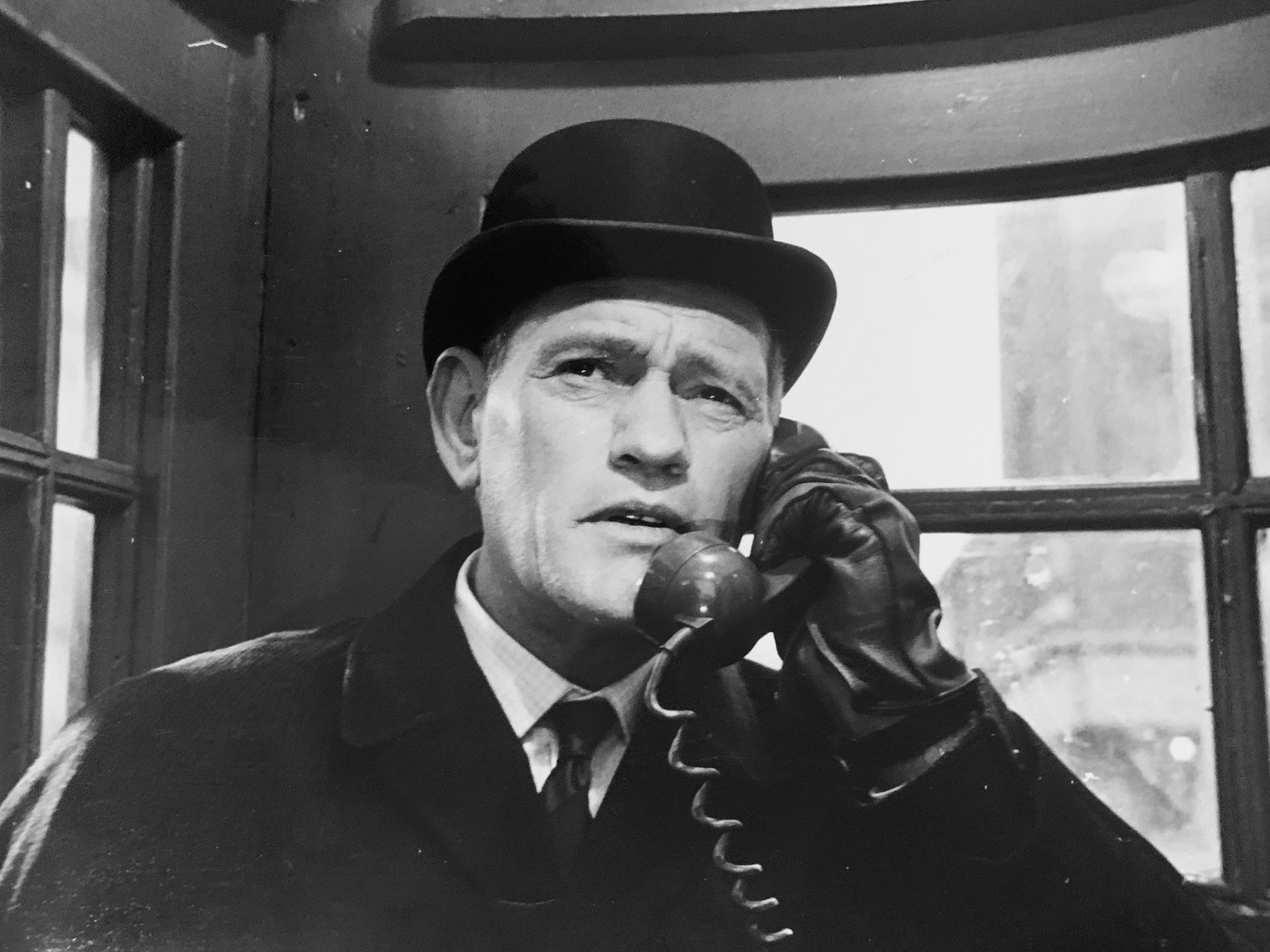Poster & Bilder: Foto Patrick Macnee um 1965 – Gebraucht aus Bern von Artbrokerswitzerland