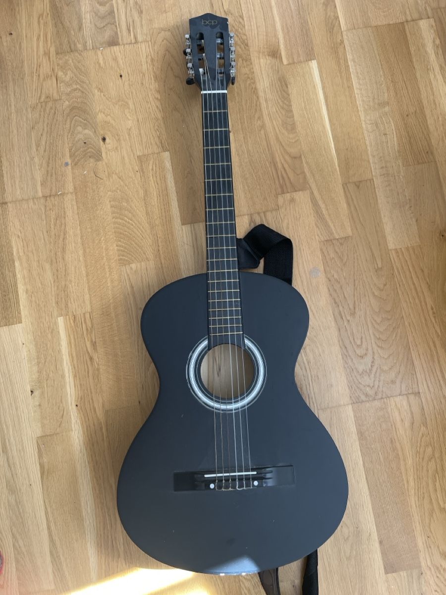 Strumenti musicali: Gitarre schwarz – Usato da Winterthur venduto da chi_tcv7