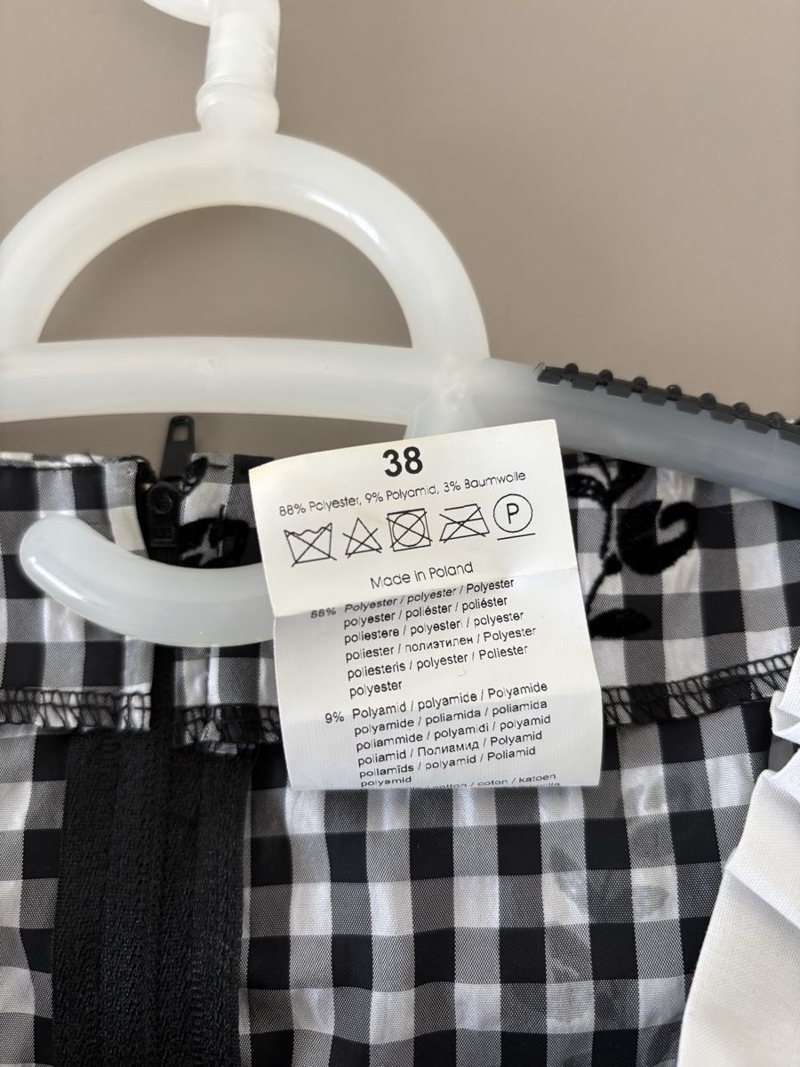 Vestiti: Dirndel – Usato da Sursee venduto da Zupsa 1