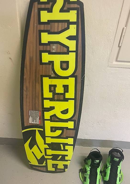 Planches de surf: Hyperlite PBJ 138cm Wakeboard Package + helmet  – D'occasion à Zürich par edw_8c2m 1