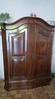 Schöner massiver Holzschrank