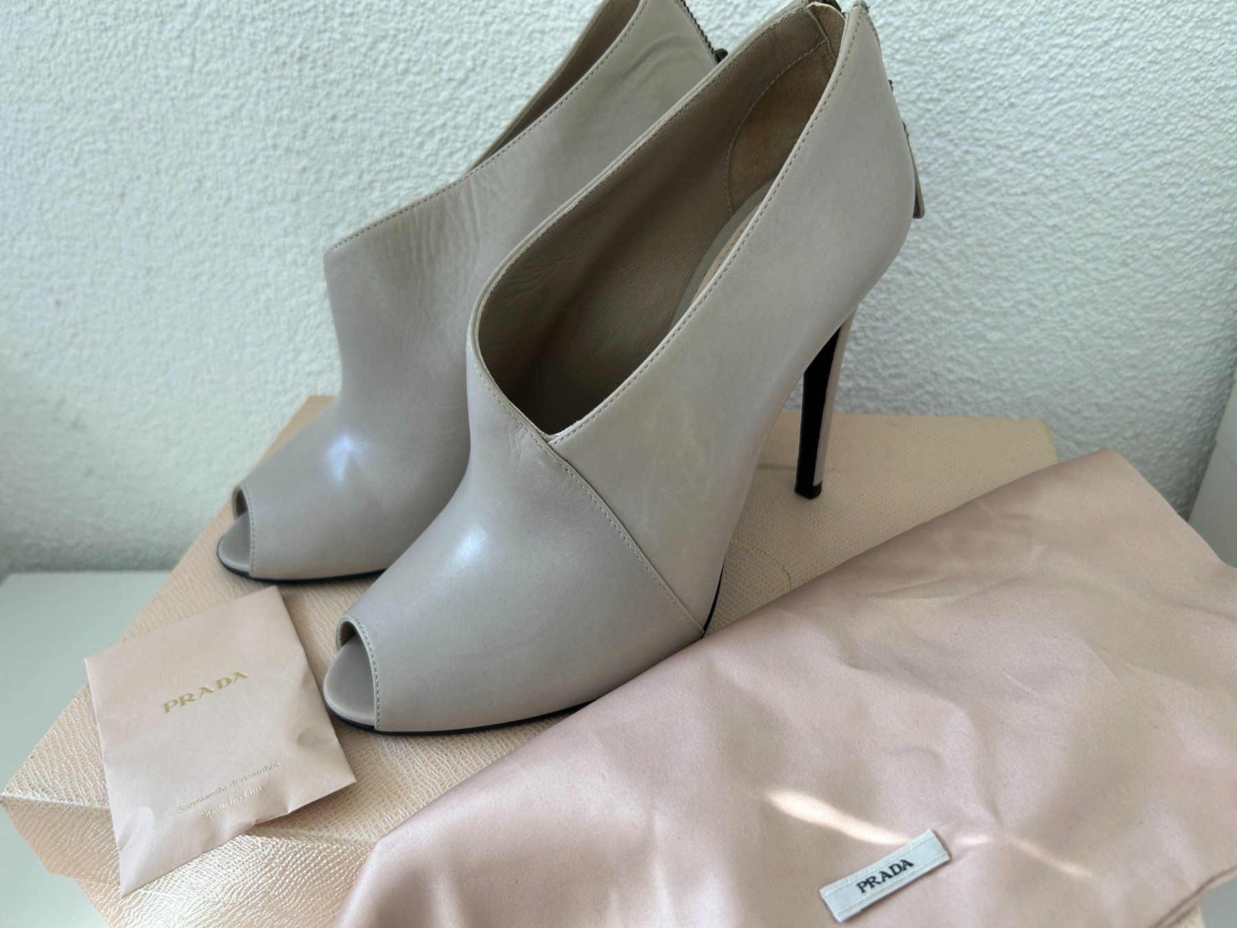 Prada Scarpe da donna: Prada Leder High Heels Stiefeletten Boots Grau Gr. 37 – Usato da Kreuzlingen venduto da Bildschirm_Auge