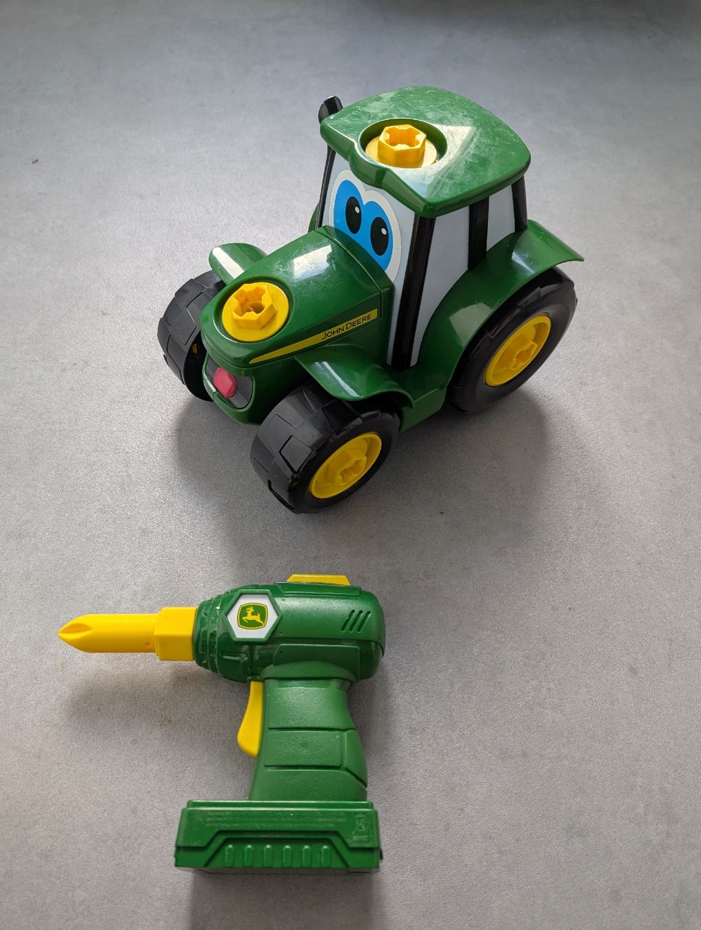 Tomy John Deere Traktor mit Akkuschrauber, Spielzeug (Gebraucht) in Kaisten  fr CHF 6  mit Lieferung auf Ricardo kaufen
