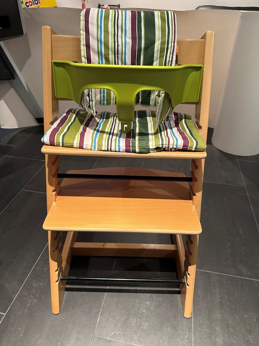 Stokke Seggioloni: Tripp Trapp mit Sicherheitsbügel – Usato da Lengnau BE venduto da lei_c8xt