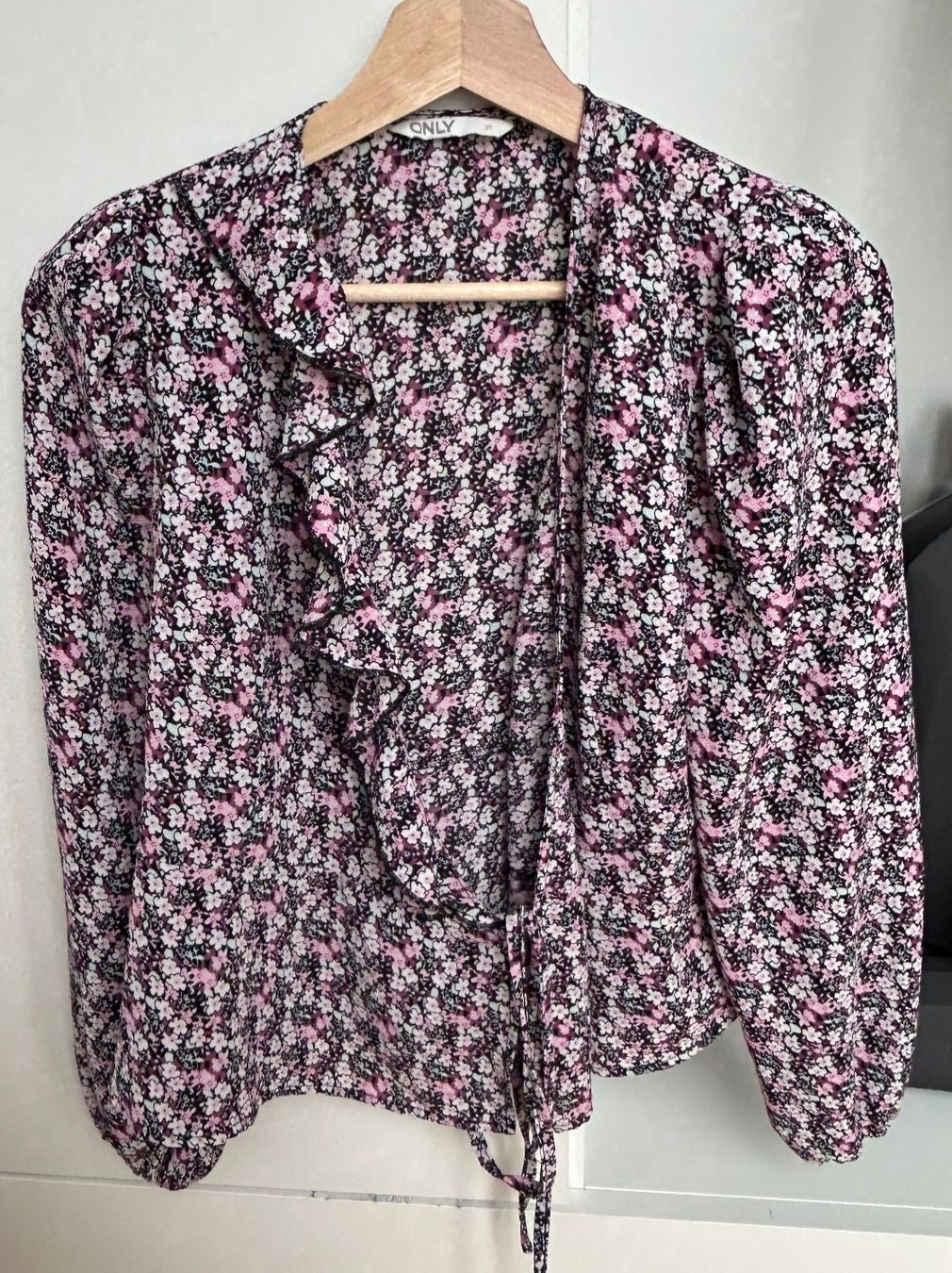 Only Camicette: ONLY Wickelbluse Blumenmuster Gr. S / 36  🌸 – Usato da Altenrhein venduto da _6sbw