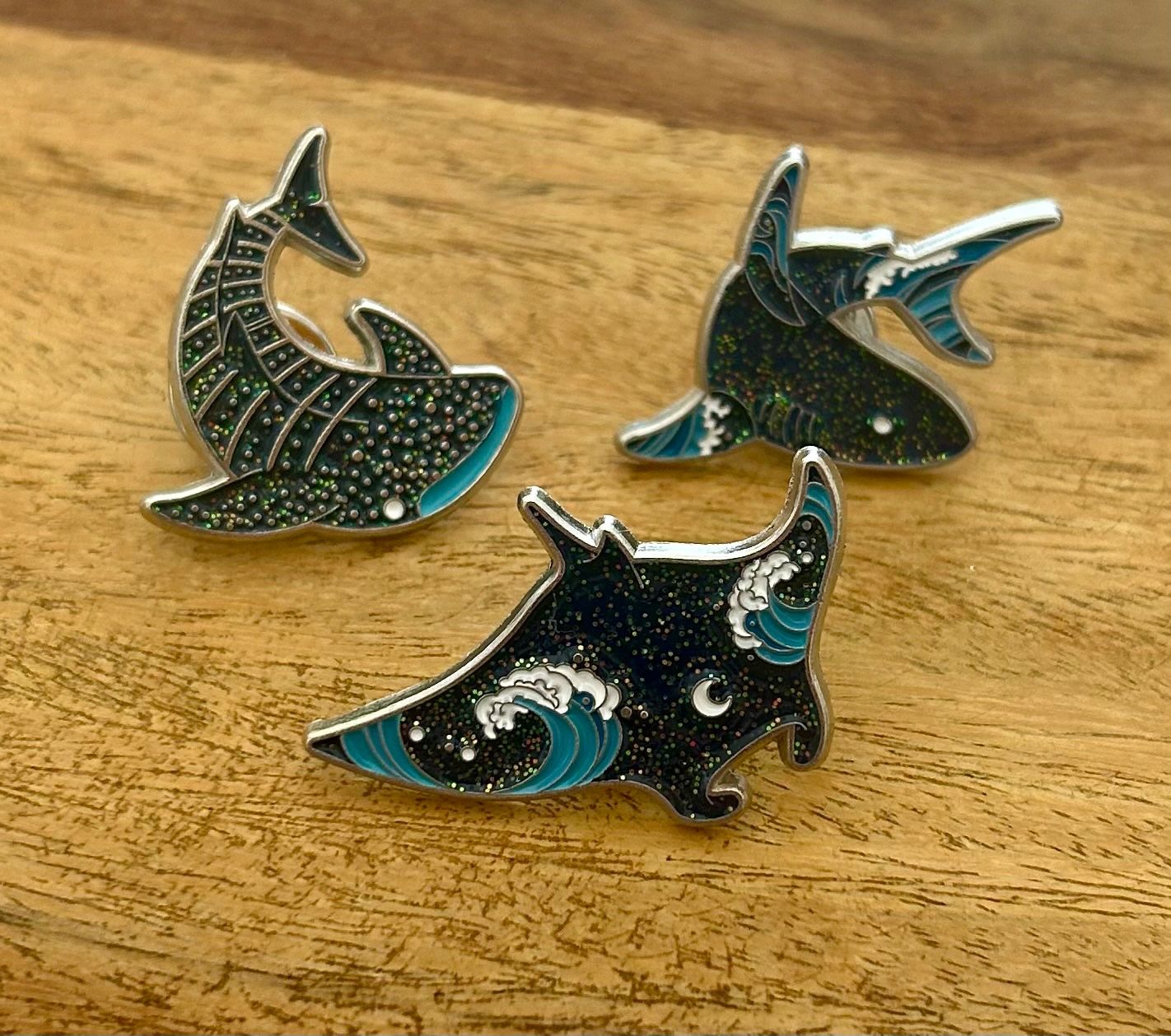Placchette & Badge: Set 3x Pin Walhai, Manta, Hai – Nuovo e nell'imballaggio originale da Geneve venduto da vane267