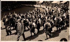 Umzug eines Handharmonika-Orchesters (Wil oder St. Gallen)